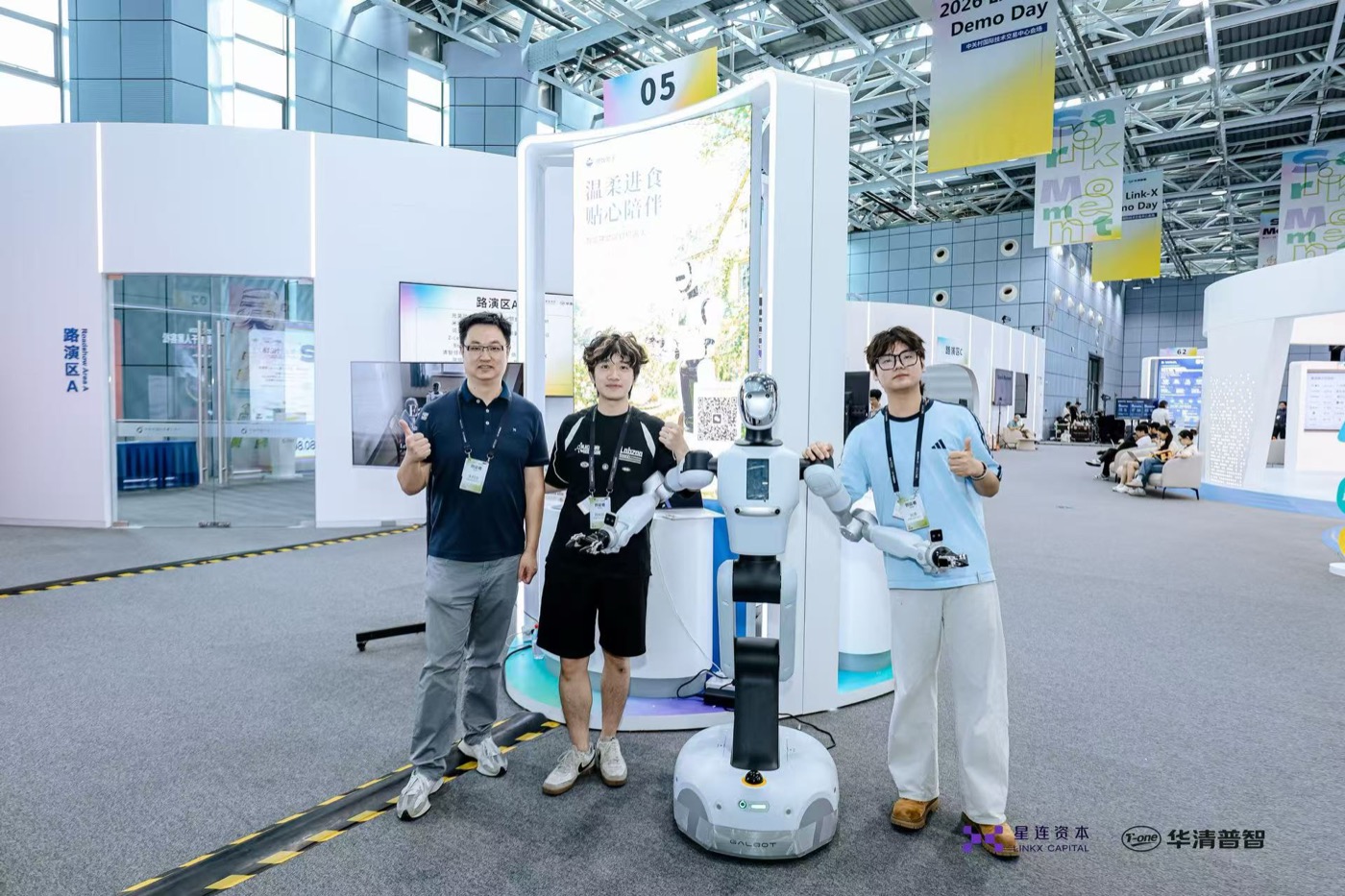 Demo Day 与机器人合影